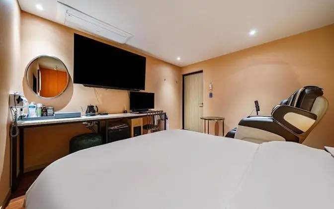 Oda (Massage Chair Room (65-inch TV No-smo)