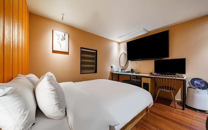 Oda (Massage Chair Room (65-inch TV No-smo)