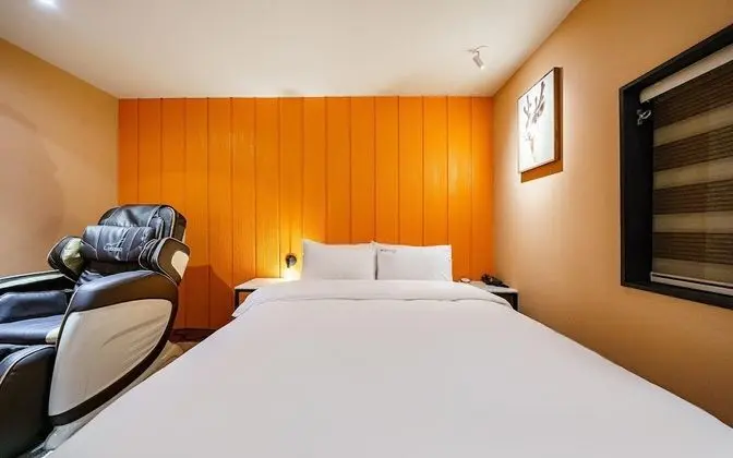 Oda (Massage Chair Room (65-inch TV No-smo)