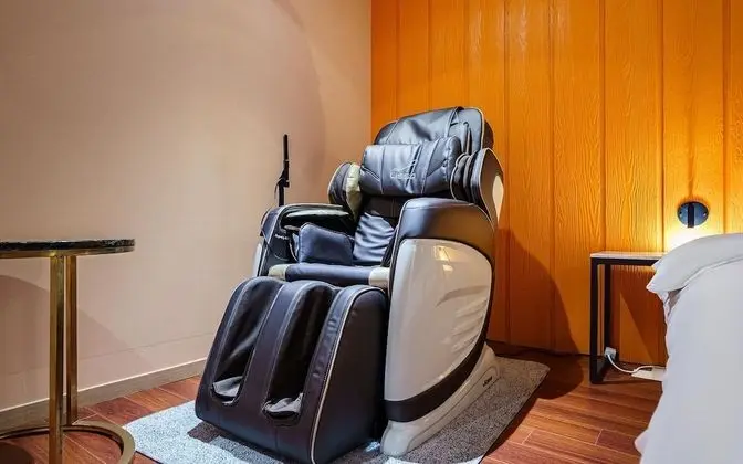 Oda (Massage Chair Room (65-inch TV No-smo)