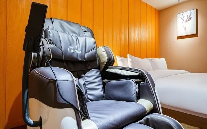 Oda (Massage Chair Room (65-inch TV No-smo)