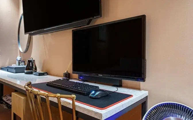 Oda (Massage Chair Room (65-inch TV No-smo)