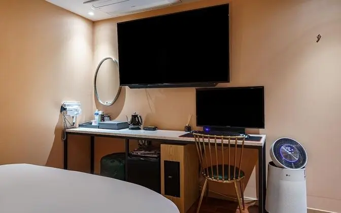 Oda (Massage Chair Room (65-inch TV No-smo)