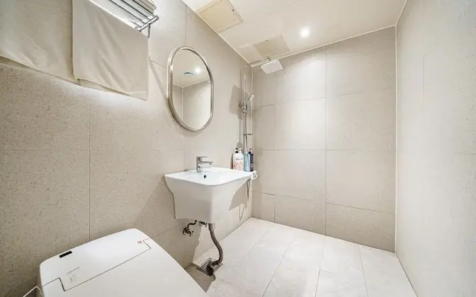 Oda (Massage Chair Room (65-inch TV No-smo)