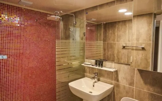 Oda (Jade 9 Building B (101) (Spa Duplex))