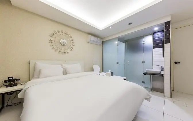 Oda (Standard (Netflix YouTube available))