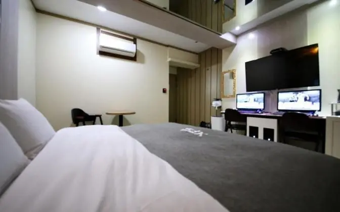 Oda (Mirror Room Non-Smoking)