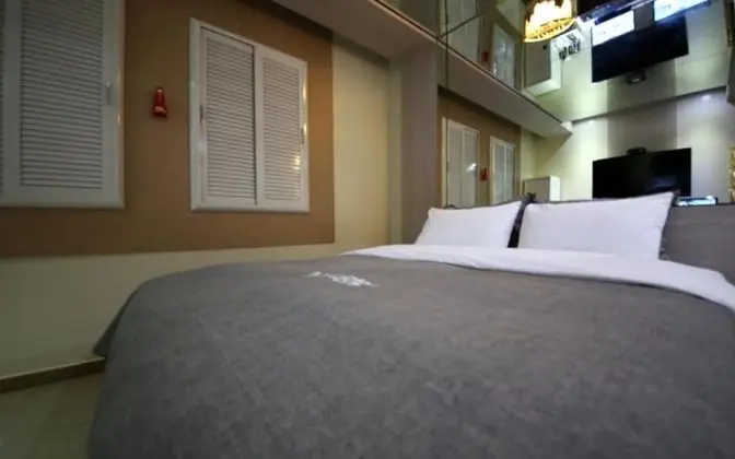 Oda (Mirror Room Non-Smoking)