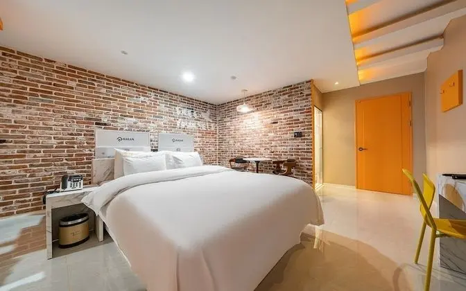 Oda (Semi-private room (65 inch smart TV N)