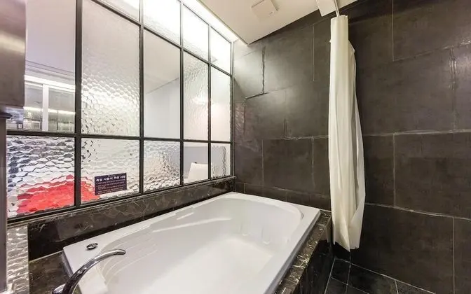 Oda (Twin (*Netflix free viewing / couple )