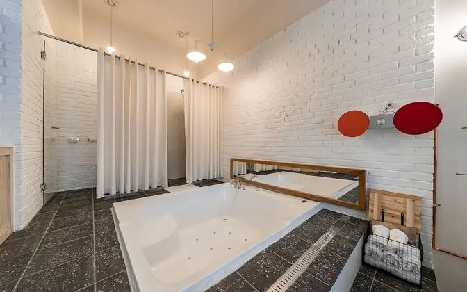 Oda (Spa Room (Parking Netflix Available T)