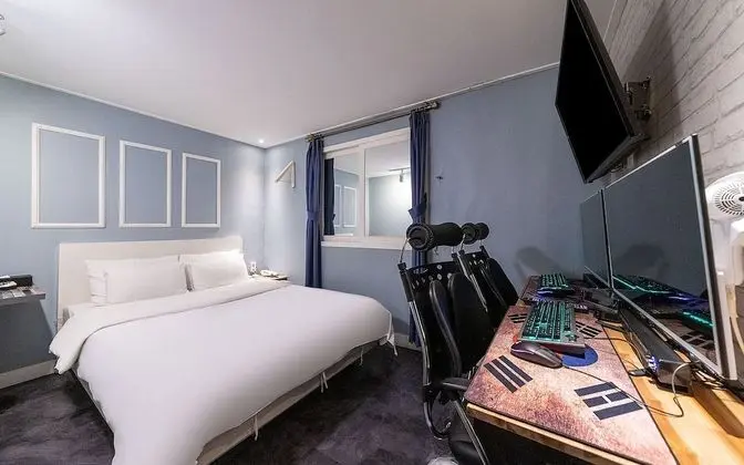 Oda (Couple pc room (high-end PC gaming ke)
