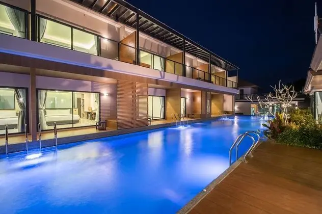 Deluxe Pool Access