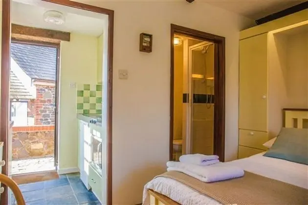 Kır Evi (The Tack Room)