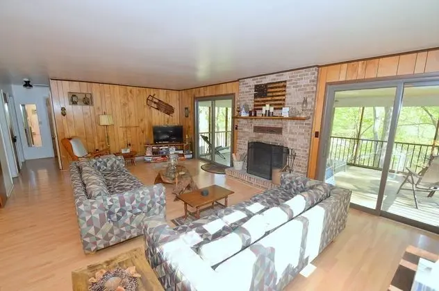 Ev, Birden Çok Yatak (Chesnutt Cabin on the Cacapon River)