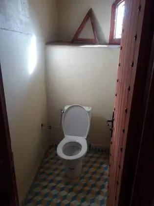 Üç Kişilik Oda, Sigara İçilmez