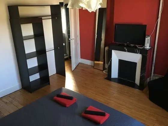 Comfort Tek Büyük veya İki Ayrı Yataklı Oda, Banyolu/Duşlu, Bahçe Manzaralı (Chambre rouge)