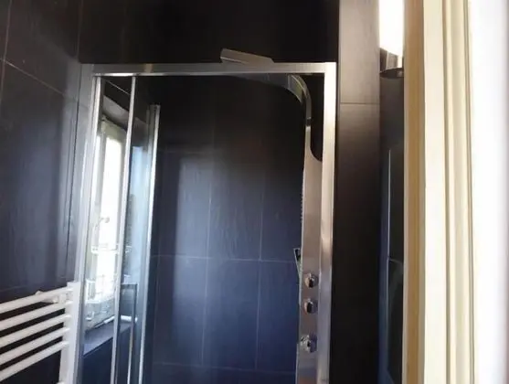 Comfort Tek Büyük veya İki Ayrı Yataklı Oda, Banyolu/Duşlu, Bahçe Manzaralı (Chambre rouge)