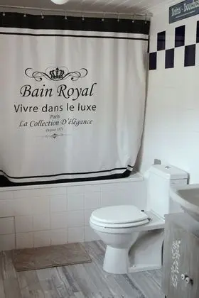 Tek Büyük Yataklı Oda, Ortak Banyo (Marguerite)