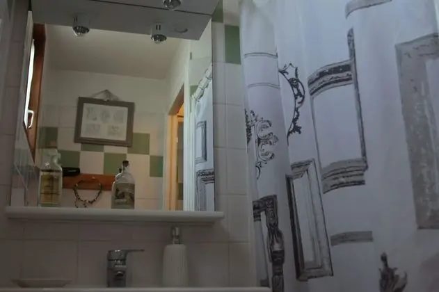 Tek Büyük Yataklı Oda, Ortak Banyo (Marguerite)