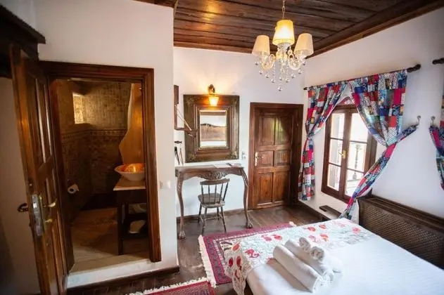 Deluxe Oda Balkonlu, Köy Manzaralı, Şömineli