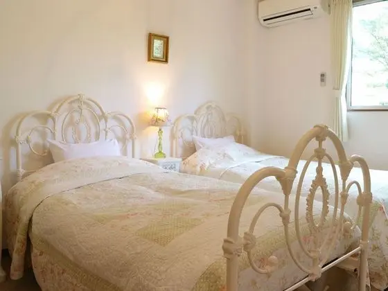İki Ayrı Yataklı Oda, Ortak Banyo