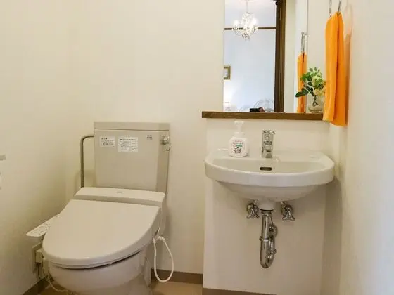 İki Ayrı Yataklı Oda, Ortak Banyo