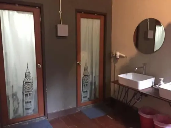 Dört Kişilik Oda, Ortak Banyo