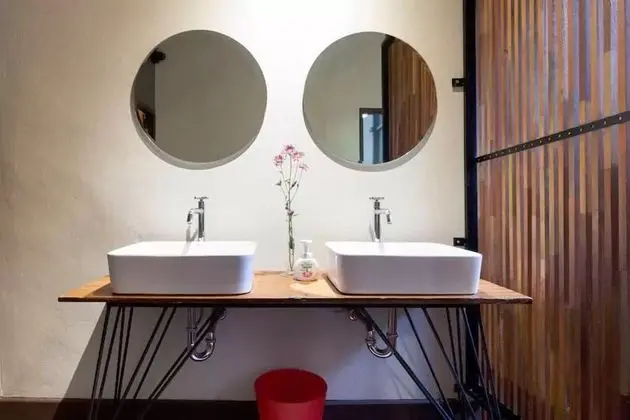 Dört Kişilik Oda, Ortak Banyo