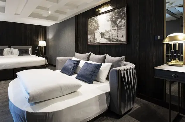Deluxe with Bathtub