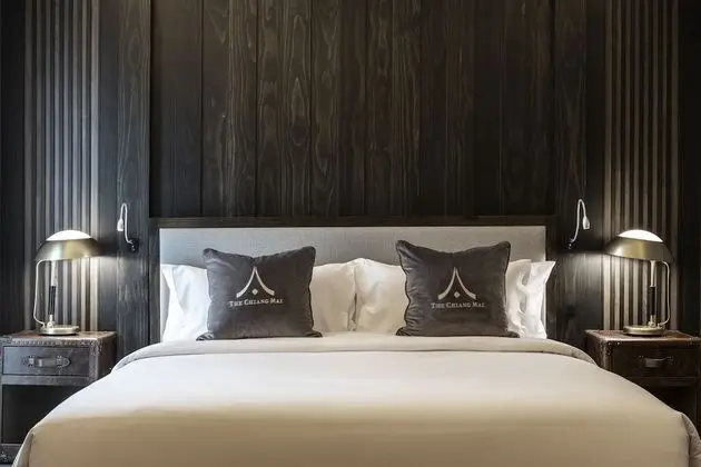Deluxe with Bathtub
