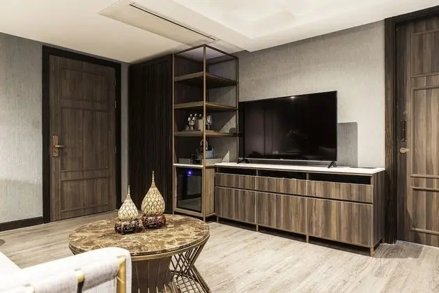 Deluxe with Bathtub