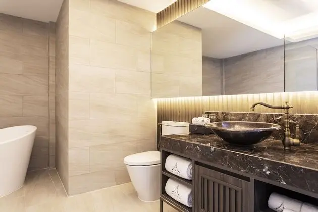 Deluxe with Bathtub