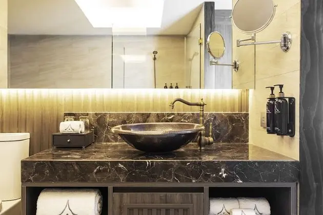 Deluxe with Bathtub