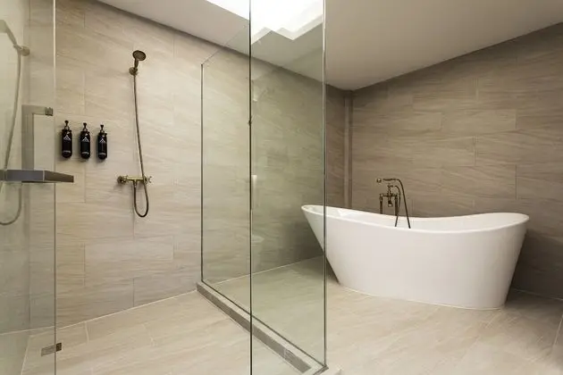 Deluxe with Bathtub