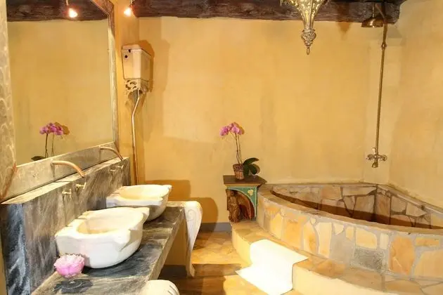 Design Tek Büyük Yataklı Oda, 1 Yatak Odası, Üzüm Asması Manzaralı