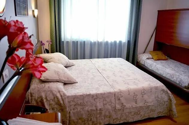 Üç Kişilik Oda