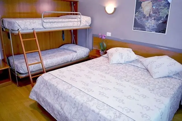 Üç Kişilik Oda