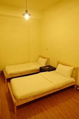 İki Ayrı Yataklı Oda, Ortak Banyo