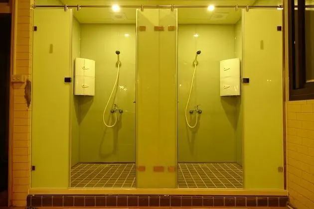 İki Ayrı Yataklı Oda, Ortak Banyo