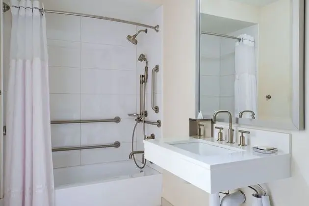 Oda, 1 En Büyük (King) Boy Yatak, Şehir Manzaralı (Mobility Accessible, Tub)