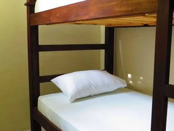 Dormitorio compartido estandar con 3 camas, cada cama requiere de su propia reserva.