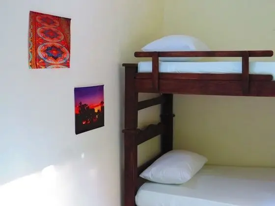Dormitorio compartido estandar con 3 camas, cada cama requiere de su propia reserva.