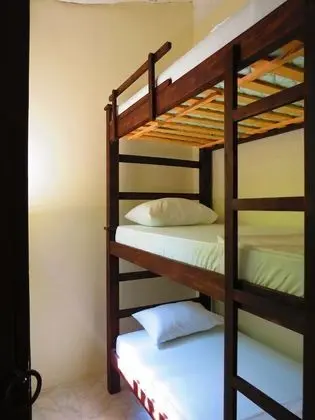 Dormitorio compartido estandar con 3 camas, cada cama requiere de su propia reserva.