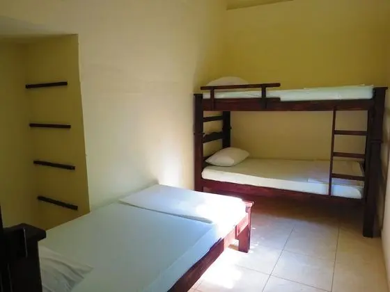 Dormitorio compartido estandar con 3 camas, cada cama requiere de su propia reserva.
