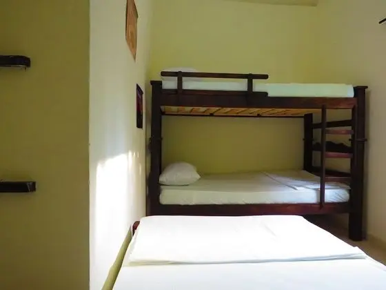 Dormitorio compartido estandar con 3 camas, cada cama requiere de su propia reserva.