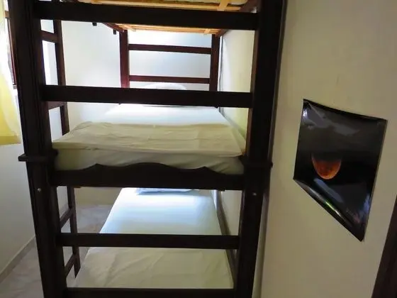 Dormitorio compartido estandar con 3 camas, cada cama requiere de su propia reserva.