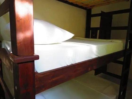Dormitorio compartido estandar con 3 camas, cada cama requiere de su propia reserva.