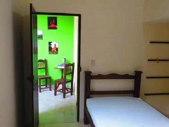 Dormitorio compartido estandar con 3 camas, cada cama requiere de su propia reserva.