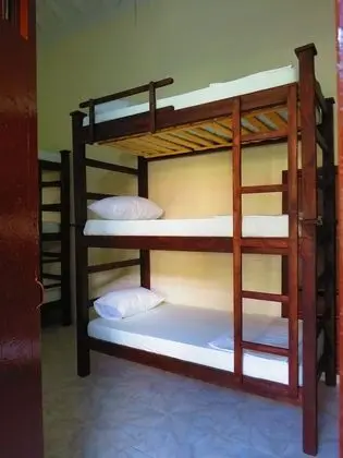 Dormitorio compartido estandar con 6 camas, cada cama requiere de su propia reserva.